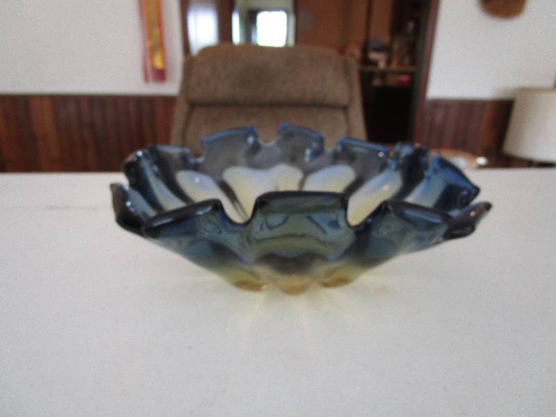 lot 527 image: Beautiful Carnival Glass Bowl