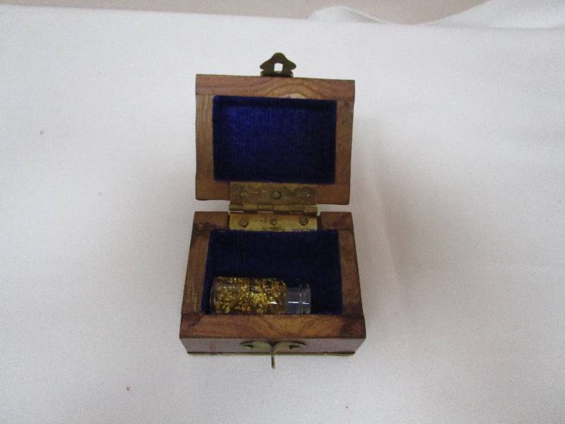 lot 650 image: Treasure Chest with Flakes of Gold