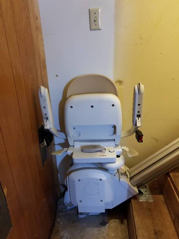 lot 481 image: Automatic Chair Lift with Remote Fully Functioning Buyer Must Remove