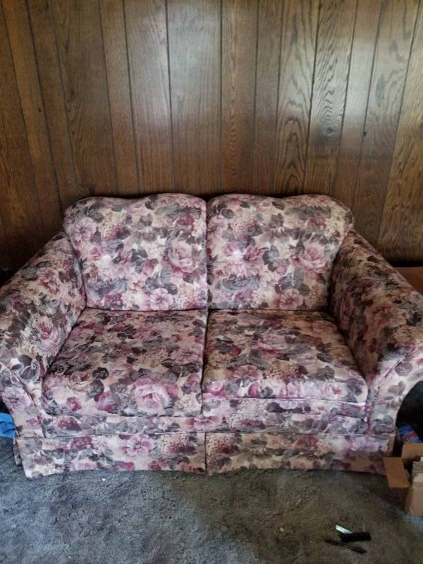 lot 482 image: Floral Love Seat