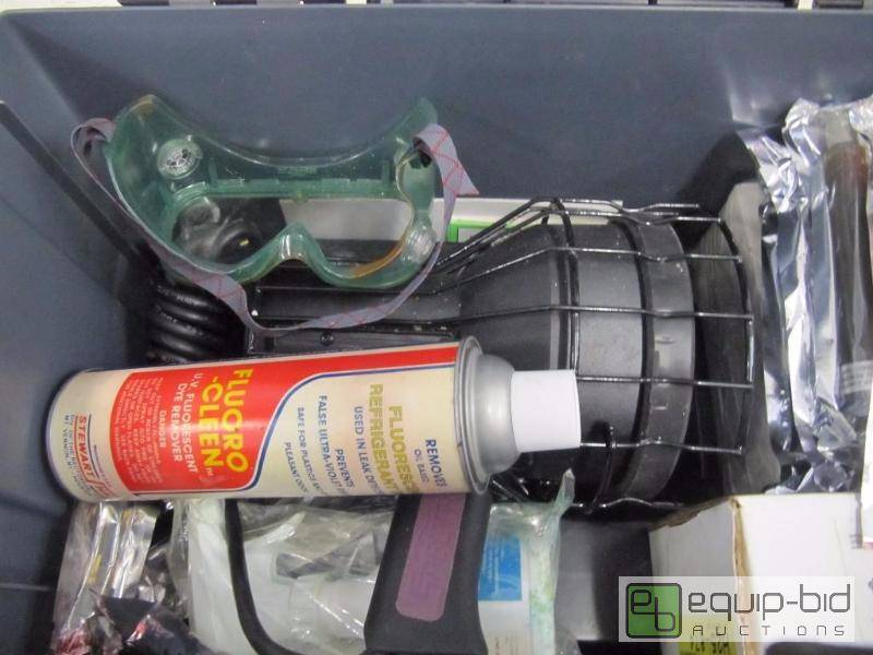 lot 997 image: Spectroline HVLD-80GS Ultraviolet Leak Detection Kit  Accessories 