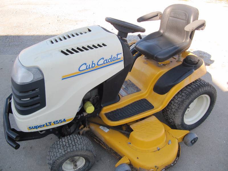 lot 991 image: Cub Cadet Riding Mower LT 1554