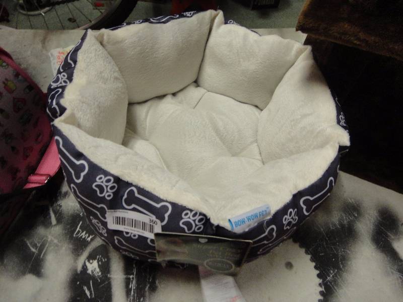 lot 360 image: Super Cozy Pet Bed