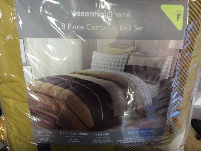 lot 55 image: Full 8 Piece Complete Bed Set