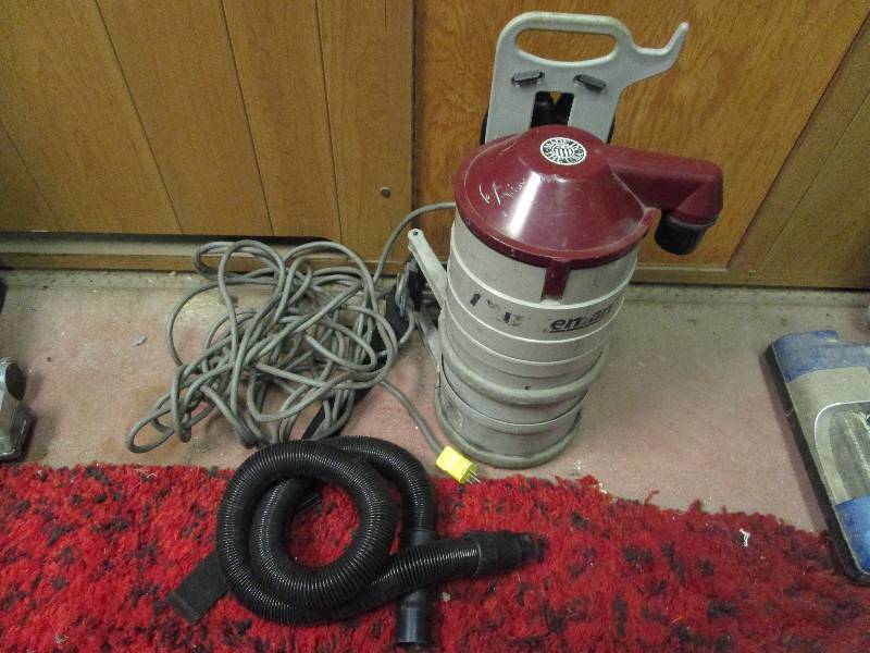 lot 274 image: Minuteman Backpack Vacuum