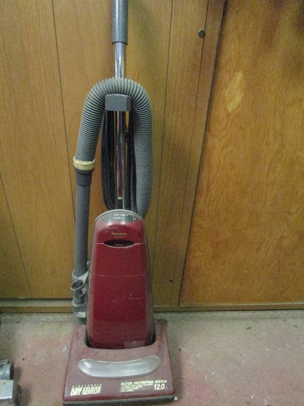 lot 317 image: Panasonic Vacuum Cleaner