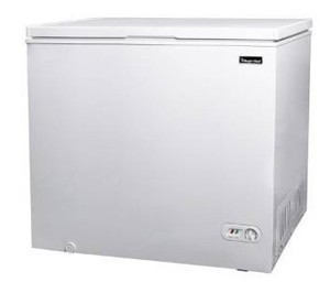 lot 5613 image: Magic Chef 7.0 cu. ft. Chest Freezer in White. Missing The Grounder