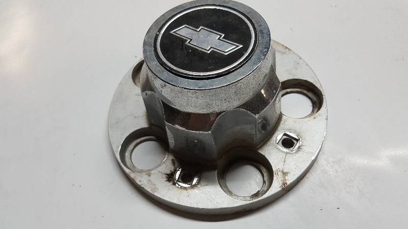 lot 6400 image: Chevy pick up or van wheel center cap