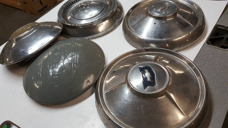 lot 6411 image: Assorted Chevrolet hub caps I see a couple of 53 or 54 Chebbies in there