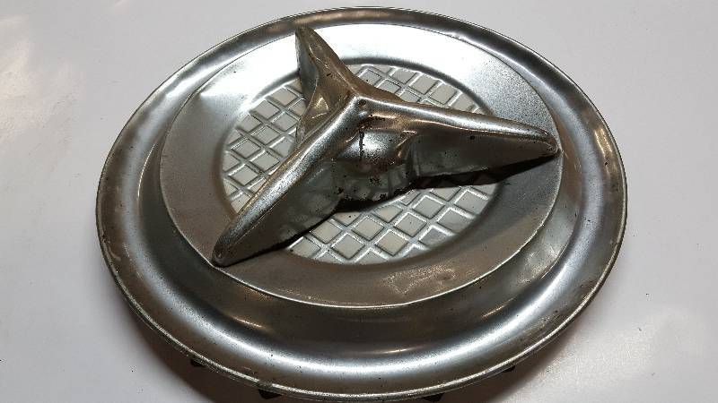 lot 6414 image: Oldsmobile style 3 bar flipper wheel cover.  Decorate your Man Cave or garage