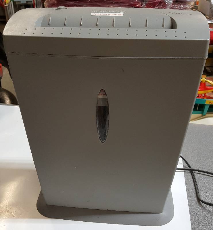 lot 6417 image: Works excellent does this small office paper shredder with the waste basket for it included