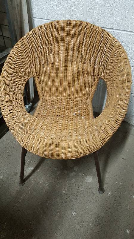 lot 6366 image: Wicker Round lounge chair.  Clean it up and use it