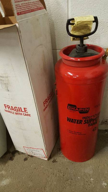 lot 6371 image: Big and heavy duty metal can pump and sprayer.  Cant find the hose that should be with it.  Make your own