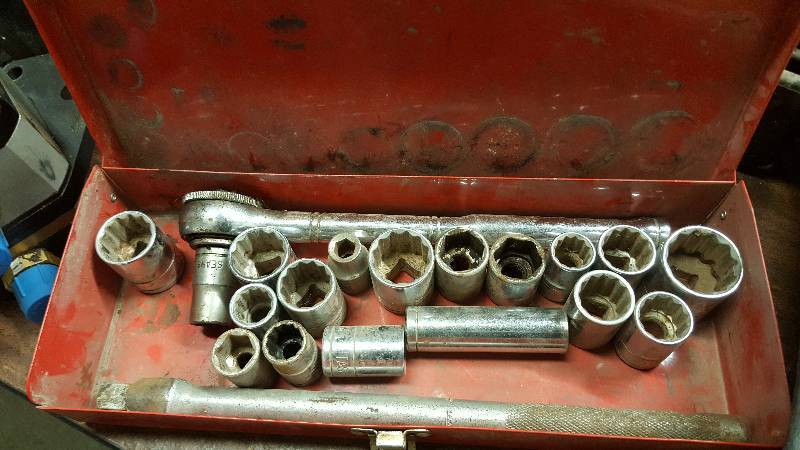 lot 6334 image: Old 12 drive socket set with ratchet and break over bar