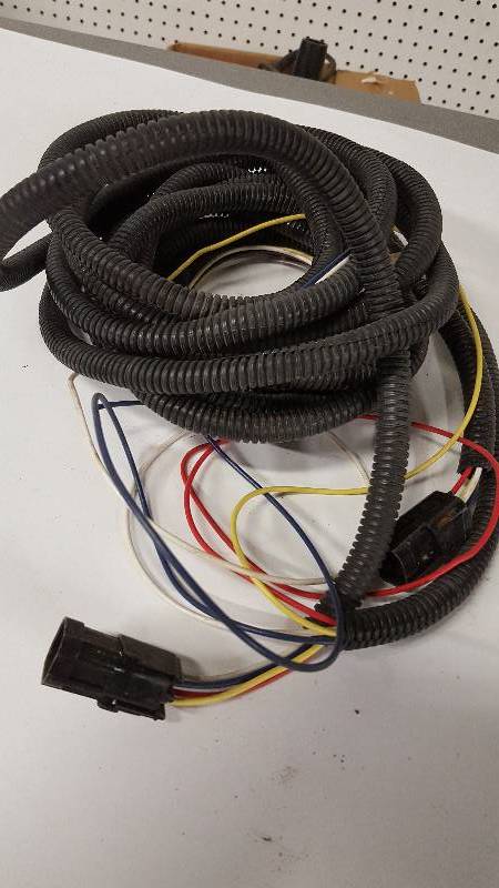 lot 6352 image: A couple of wire harnesses with 4 wire pin connectors