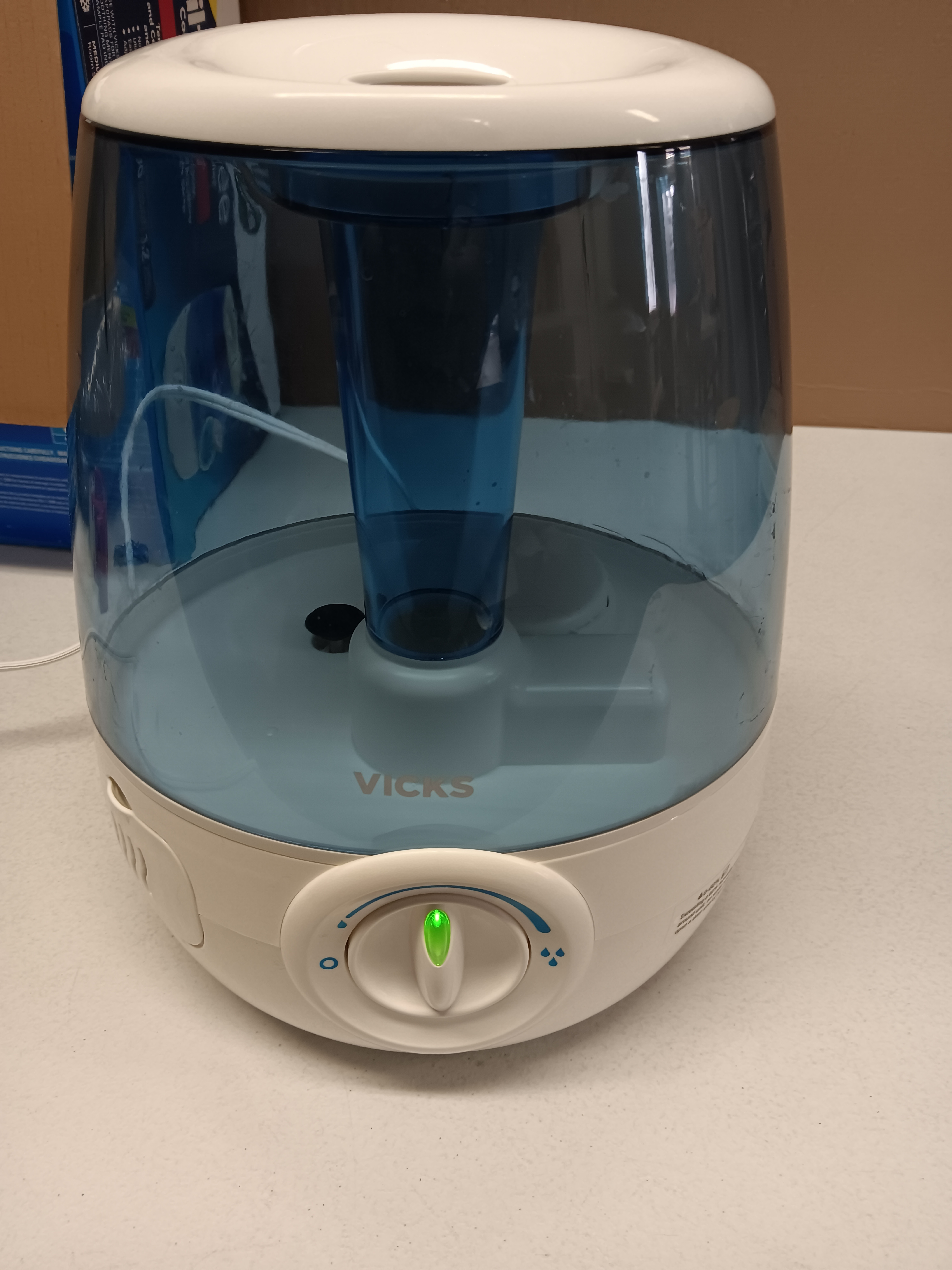 Vicks Filter-Free Ultrasonic Humidifier. #1 Brand Recommended by  Pediatricians*. 1.2 Gal Ultrasonic cool mist humidifier for medium to large  Bedrooms