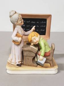 lot 17 image: Seizan Fine Art Porcelain Figurine