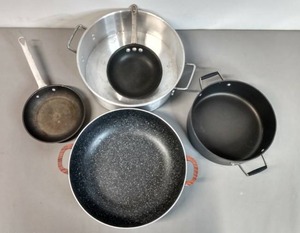 lot 19 image: 5 Quality, In Good Condition Pots & Pans - Imusa, Calphalon, Vintage Magnalite