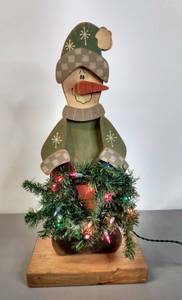 lot 20 image: Tall Standing Snowman with Light UP Wreath 10x6x20