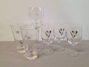 lot 57 image: Pair of Vintage Atomic Star Drinking Glass 6, Vintage Wine Glasses w Gold Floral Design, Wine Glass of SnowflakeStar