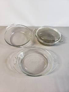 lot 83 image: Ovations by Anchor Hocking 10.5 Casserole, 2 qt Round Anchor Hocking, Oval Vintage Casserole w Clear Lid