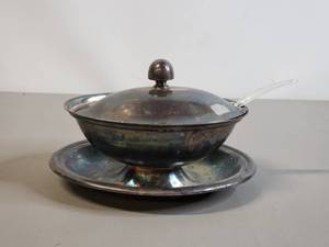 lot 90 image: Reed And Barton Silverplated Gravy Boat w AntiSlip Plastic Spoon