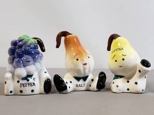 lot 105 image: Japanese Porcelain Salt, Pepper & Paprika Shakers