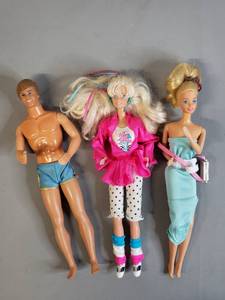 lot 109 image: Vintage 1988 Cool Times Barbie w Barbie & Ken Friends