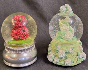 lot 199 image: Glitter Globes, Musical Box