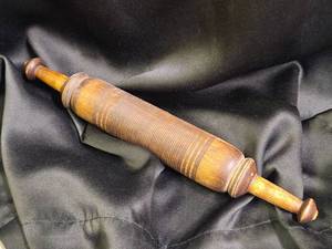 lot 202 image: Antique Hand Turned Wood Rolling Dough Pin