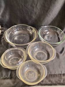 lot 188 image: Pyrex Casserole Set 3 Qt, 2Qt, 1.5Qt, (2) 1 Qt and One Lid