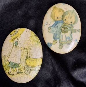 lot 300 image: Vintage Holly Hobbie & Halmark Betsy Clark Decoupage Chalkware Wall Plaques 5-38 Tall