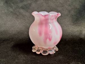 lot 315 image: Vintage Pilgrim Pink and White Glass 4 Vase