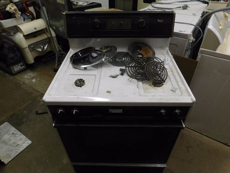lot 1 image: Whirlpool Oven with 4 Burner Stove Top