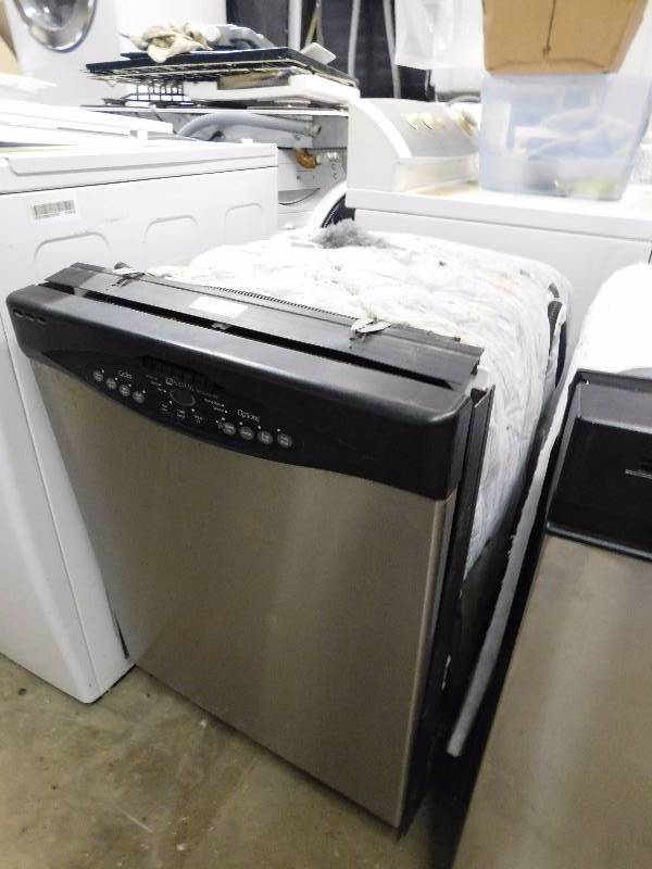 lot 22 image: Maytag Dishwasher