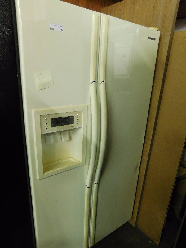 lot 34 image: Samsung Refrigerator
