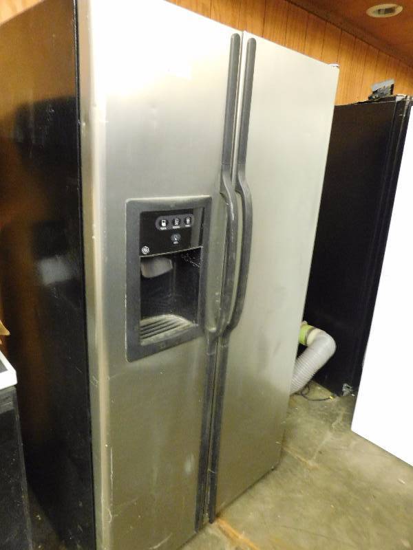 lot 36 image: General Electronics Refrigerator
