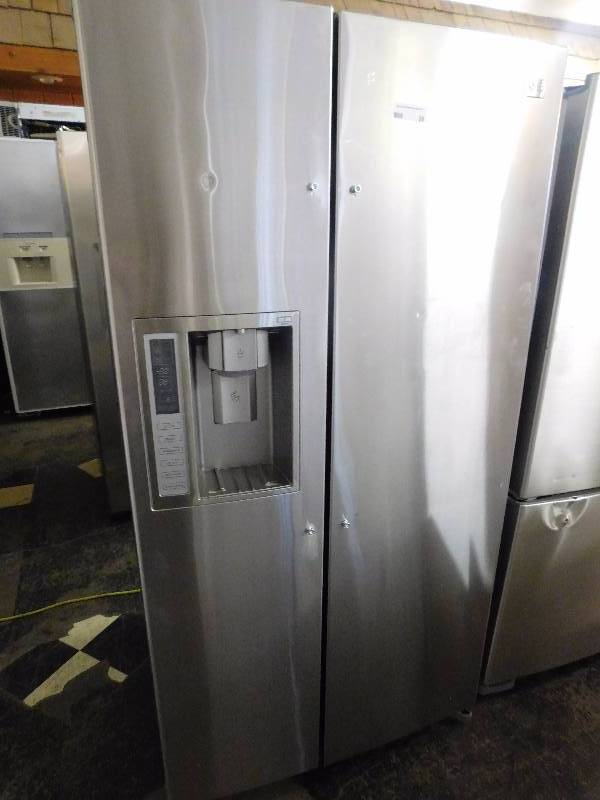 lot 38 image: LG Refrigerator