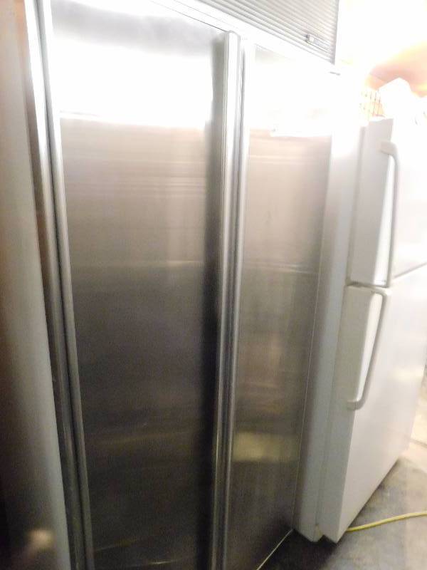 lot 43 image: Sub-Zero Refrigerator