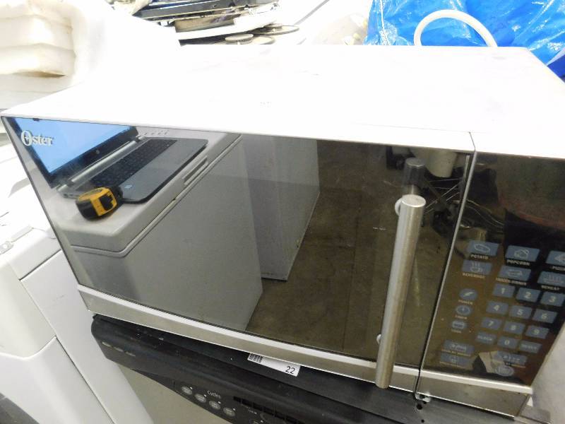 lot 50 image: Oster Microwave Oven