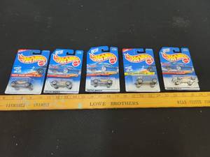 lot 156 image: 5- Race Team Series Hot Wheels