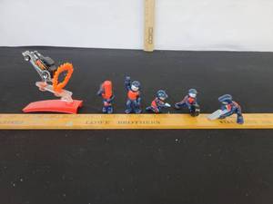 lot 195 image: Hot Rod and Pit Crew Collectibles.