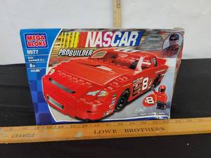 lot 198 image: Nascar Mega Bloks Kit.