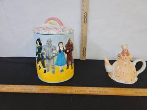 lot 220 image: Wizard Of Oz Glenda The Good Witch Teapot and a Vintage 1998 Star Jars  Cookie Jar