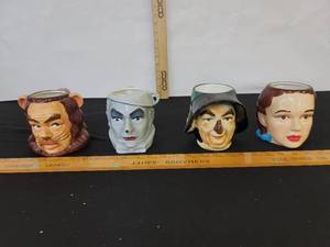 lot 225 image: Vintage Wizard Of Oz Mugs