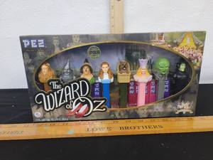 lot 235 image: The Wizard Of Oz Set of PEZ Dispensers