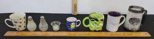 lot 260 image: Coffee Mugs And Light Bulb Salt&Pepper Shakers