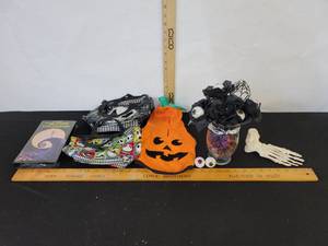 lot 268 image: Halloween Decor