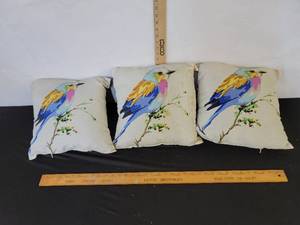 lot 279 image: 3- Matching throw pillows