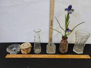 lot 358 image: Small Vases
